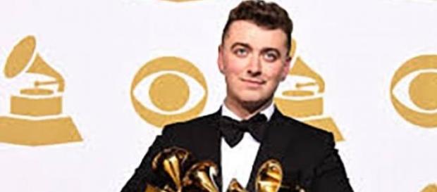 Sam Smith pose avec ses quatre récompenses. Sam Smith pose avec ses quatre récompenses.