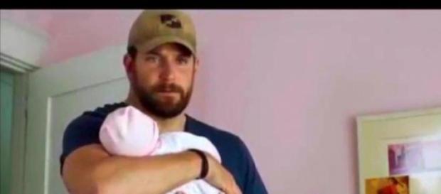 Bradley Cooper con el bebé de plástico Bradley Cooper con el bebé de plástico