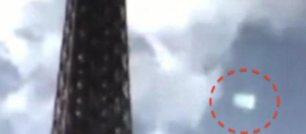L'Ufo avvistato nei pressi della Torre Eiffel. L'Ufo avvistato nei pressi della Torre Eiffel.