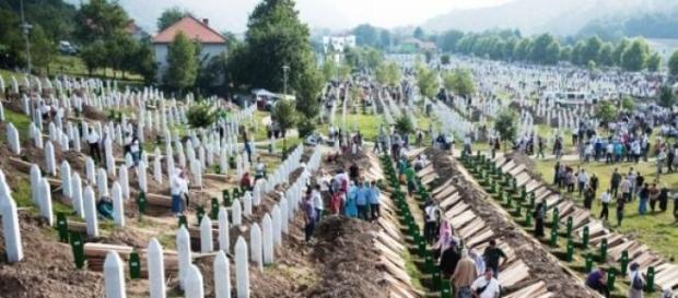 Le cimetière des victimes de Srebrenica. Le cimetière des victimes de Srebrenica.