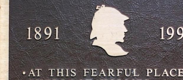 Placa comemorativa da morte de Sherlock Holmes. Placa comemorativa da morte de Sherlock Holmes.