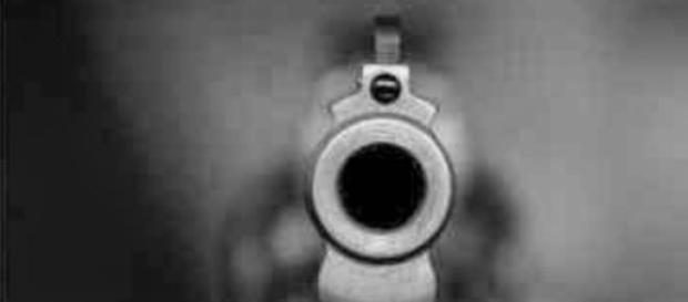 Árbitro ameaçado por adepto com uma arma falsa Árbitro ameaçado por adepto com uma arma falsa