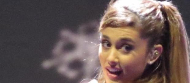 Ariana Grande cae al suelo "a lo Madonna". Ariana Grande cae al suelo "a lo Madonna".