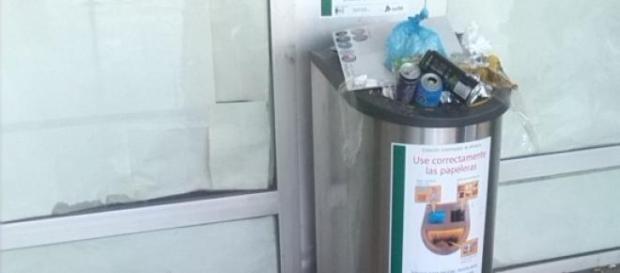Basura desbordada en la estación. Basura desbordada en la estación.