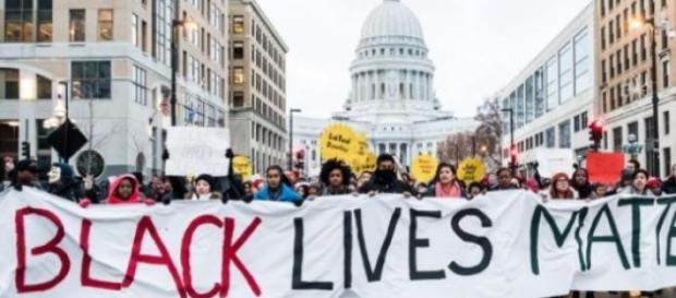 Des centaines de manifestants étaient à Madison. Des centaines de manifestants étaient à Madison.