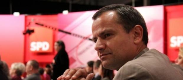 Edathy wird seine 5000 Euro los. Edathy wird seine 5000 Euro los.