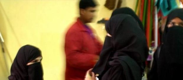 Jovens europeias fogem para casar com jihadistas. Jovens europeias fogem para casar com jihadistas.