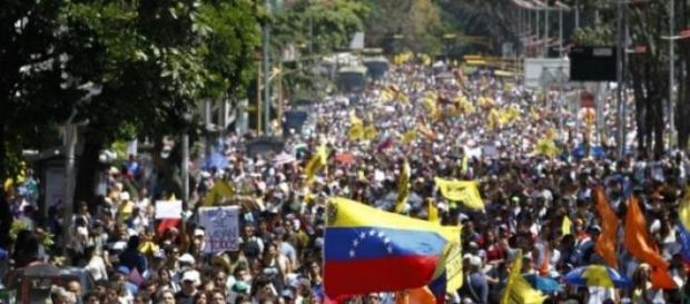 Maduro acusa EUA de atitudes imperialistas Maduro acusa EUA de atitudes imperialistas