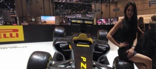 Une hôtesse pose au stand Pirelli Une hôtesse pose au stand Pirelli