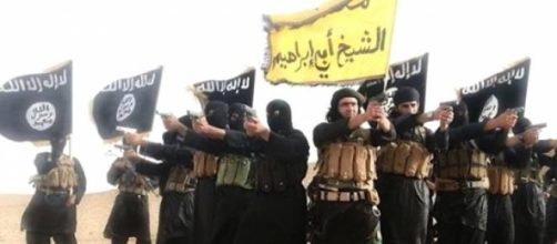 Jihadisti dell'Isis con le bandiere del califfato.