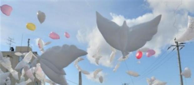 Balões na homenagem às vítimas Balões na homenagem às vítimas