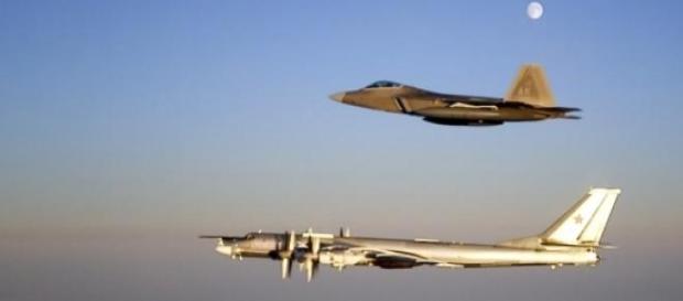 Bombardeiros russos interceptados por caças F-22. Bombardeiros russos interceptados por caças F-22.