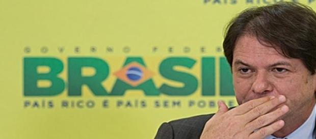 Cid passa mal após volta dos EUA e é internado Cid passa mal após volta dos EUA e é internado