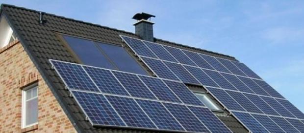 Des panneaux solaires sont installés sur les toits Des panneaux solaires sont installés sur les toits