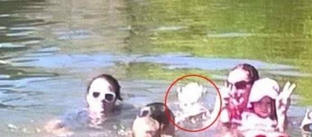 Il fantasma di una ragazza appare in foto. Il fantasma di una ragazza appare in foto.