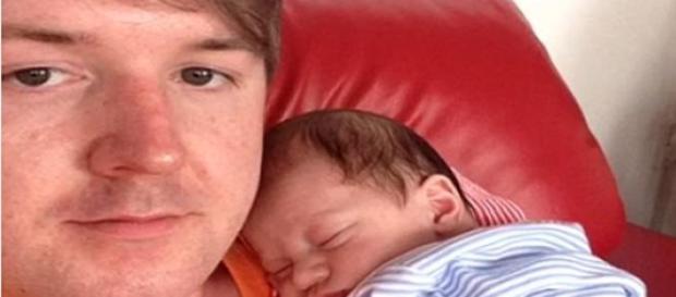 Kyle e o filho. Imagem do DailyMail online Kyle e o filho. Imagem do DailyMail online