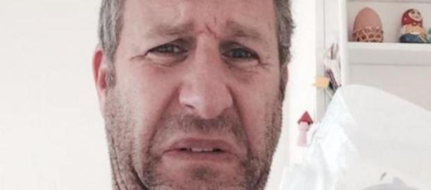 Le smelfie a été lancé par l'acteur Adam Hills. Le smelfie a été lancé par l'acteur Adam Hills.