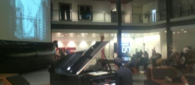 Tony Berchmans toca com 'Metrópolis' na tela Tony Berchmans toca com 'Metrópolis' na tela