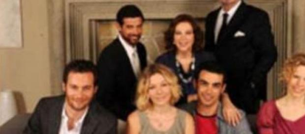 Una Grande Famiglia 3 torna su Rai 1 dal 22 marzo. Una Grande Famiglia 3 torna su Rai 1 dal 22 marzo.