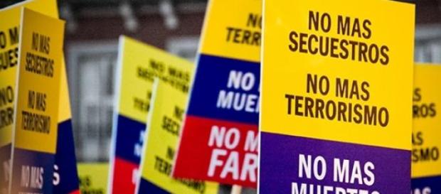 Weltweit demonstrieren Menschen gegen die FARC. Weltweit demonstrieren Menschen gegen die FARC.