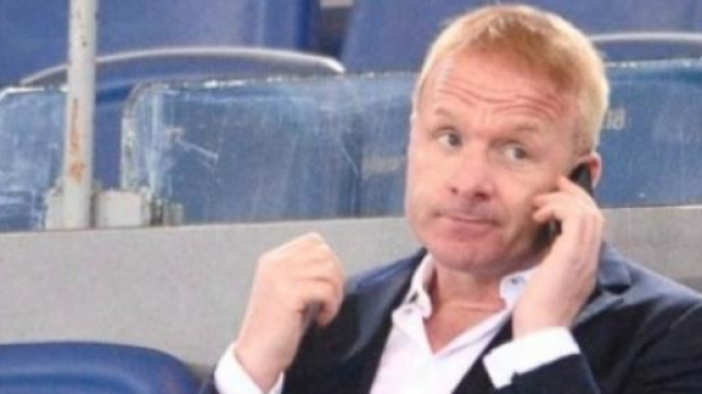 Igli Tare al telefono sugli spalti