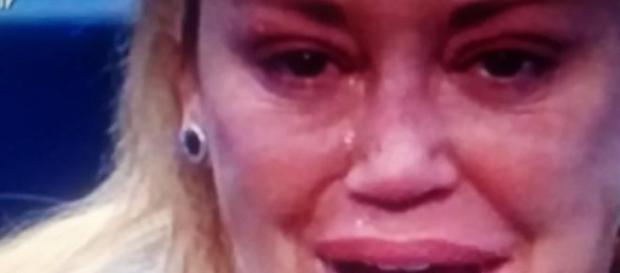 Belén llora desconsolada en el confesionario Belén llora desconsolada en el confesionario