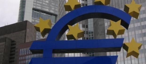 Crise do euro adensa-se, enquanto o dólar ascende. Crise do euro adensa-se, enquanto o dólar ascende.