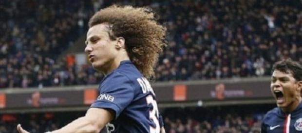 David Luiz celebruje gola przeciwko byłym kolegom David Luiz celebruje gola przeciwko byłym kolegom