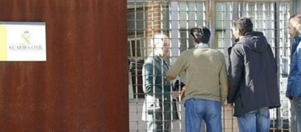 Familiares de la víctima hablando con un agente. Familiares de la víctima hablando con un agente.