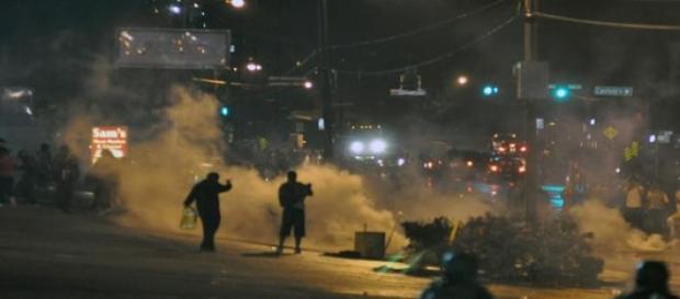 Ferguson protestors continue to battle with police Ferguson protestors continue to battle with police