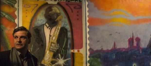 Le commissaire de l'expo devant une toile d'Ali. Le commissaire de l'expo devant une toile d'Ali.