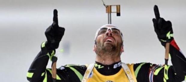 Martin Fourcade lorsqu'il franchit la ligne Martin Fourcade lorsqu'il franchit la ligne