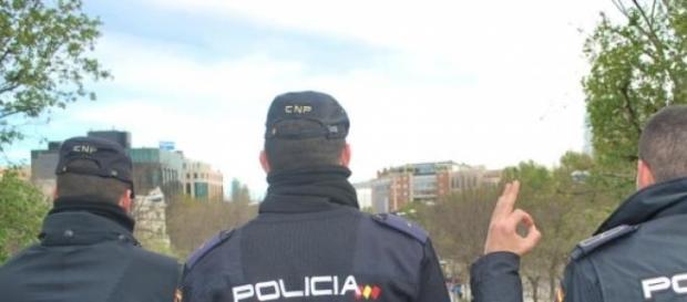 policias nacionales en imagen de archivo policias nacionales en imagen de archivo