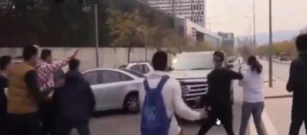 Adeptos tiveram de fugir do Cadillac de Messi Adeptos tiveram de fugir do Cadillac de Messi
