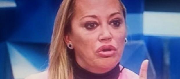 Belén hablando al Súper con prepotencia Belén hablando al Súper con prepotencia