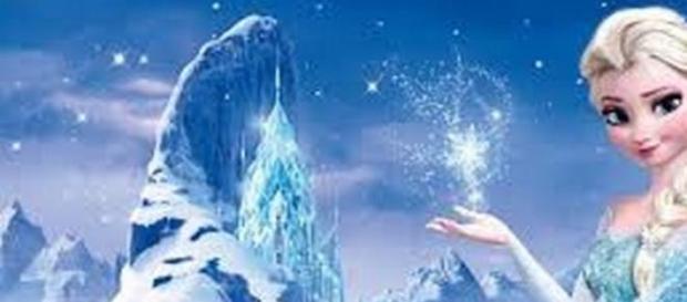 Elsa, Reine des Neiges dans toute sa splendeur Elsa, Reine des Neiges dans toute sa splendeur