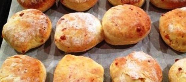 La ricetta delle focaccine di grana ai 3 burri La ricetta delle focaccine di grana ai 3 burri