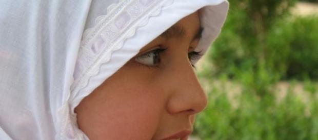 Muslimisches Mädchen mit Kopftuch Muslimisches Mädchen mit Kopftuch