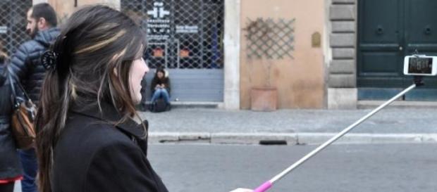 Os selfie sticks são usados em todo o mundo. Os selfie sticks são usados em todo o mundo.