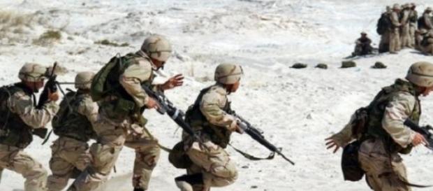 Soldados americanos en misión de combate Soldados americanos en misión de combate