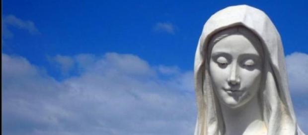 Una statua della Madonna. Una statua della Madonna.