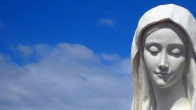 Una statua della Madonna.