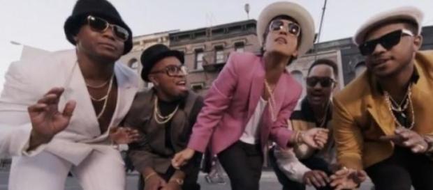 Bruno Mars en "Uptown funk" Bruno Mars en "Uptown funk"