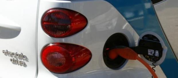 Coche eléctrico en proceso de recarga Coche eléctrico en proceso de recarga