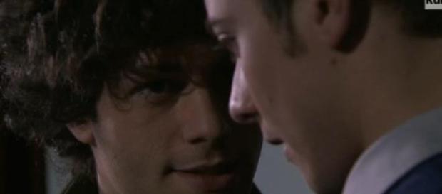 Il bacio tra Sandro e Claudio Il bacio tra Sandro e Claudio