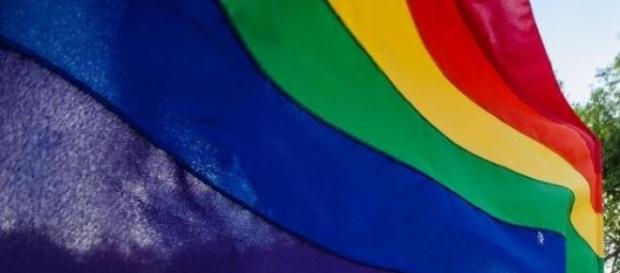 Le drapeau LGBT flottant au vent Le drapeau LGBT flottant au vent