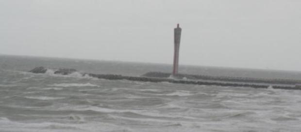 Marée de tempête à Ostende (Photo (c) R. Genicot) Marée de tempête à Ostende (Photo (c) R. Genicot)