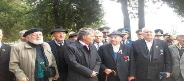 Ministrul Apararii, Mircea Dusa, si veterani Ministrul Apararii, Mircea Dusa, si veterani