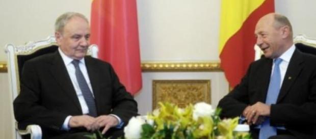 Nicolae Timofti si Traian Basescu cu flori pe masa Nicolae Timofti si Traian Basescu cu flori pe masa