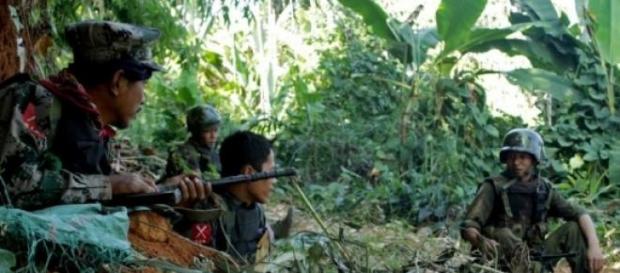 Governo de Myanmar acusa rebeldes pelo ataque. Governo de Myanmar acusa rebeldes pelo ataque.